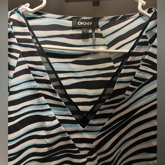 NEVER WORN,DKNY,ZEBRA PRINT,BLACK,WHITE,BABY BLUE,VNECK BLOUSE, SIZE L - Picture 3 of 6